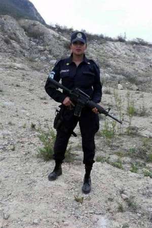Nidia García, con su uniforme completo de la Policía Municipal de Escobedo, Nuevo León. 