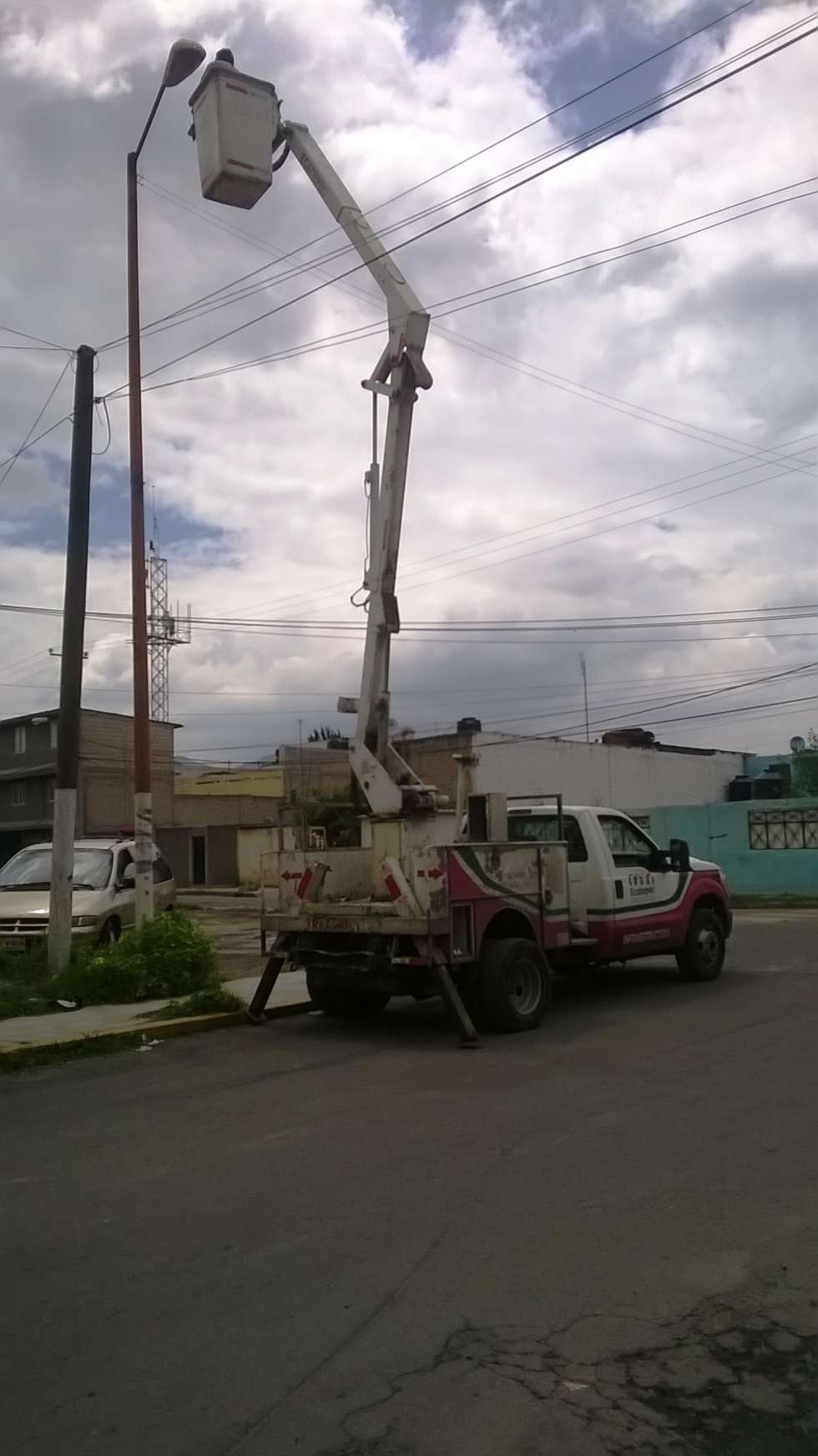 El sábado 3 de septiembre de 2016 se llevo a cabo la reparación de una de las lámparas de alumbrado público