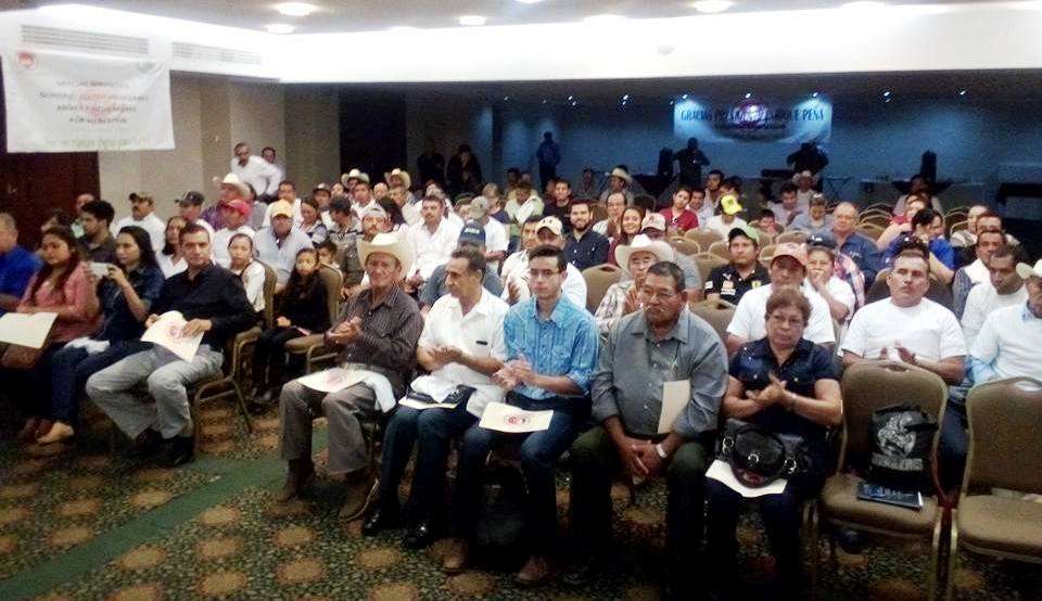 En reunión de trabajo celebrada en el Salón de Convenciones del Hotel Posada Tampico con productores del campo, ganaderos e industriales de los estados de Tamaulipas y Veracruz