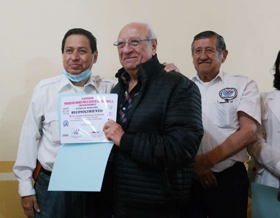 PUGPAC entrega reconocimiento al Lic. Teodoro Rentería Arróyave