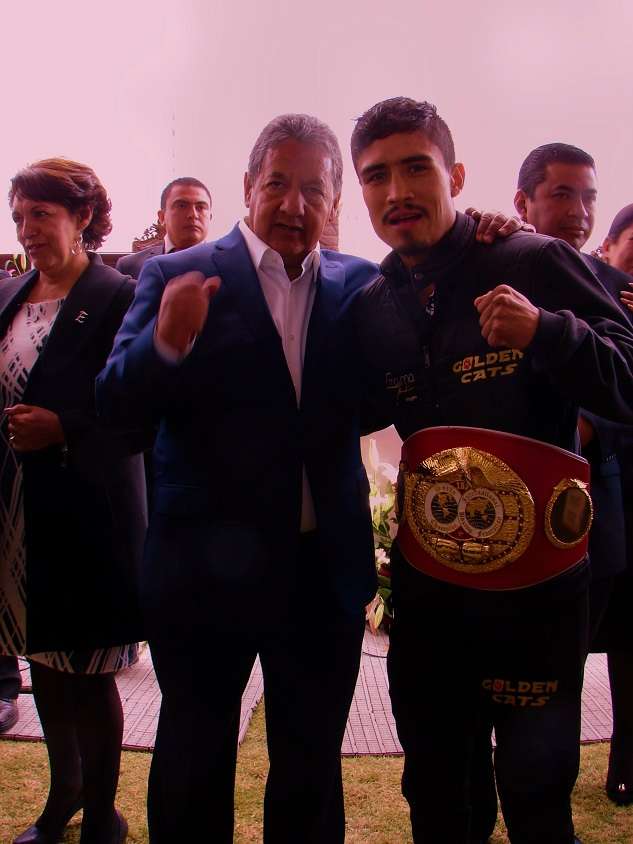 El presidente Higinio Martinez Miranda con el  campeón Rodrigo el Gato Guerrero