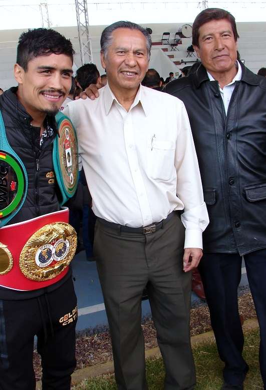El Dr. Miguel Aguirre con el campeón Rodrigo Guerrero