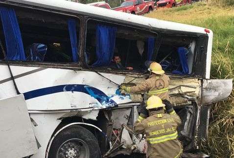 Tren Impacta autobus Información preliminar de Bomberos de Jalisco reportó que el saldo fue de dos muertos 