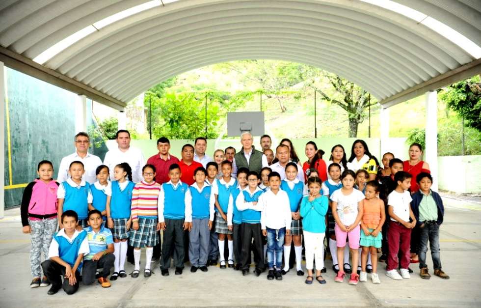Niños de la escuela primaria "Manuel Primo Archundia", en el municipio de Otzoloapan, 