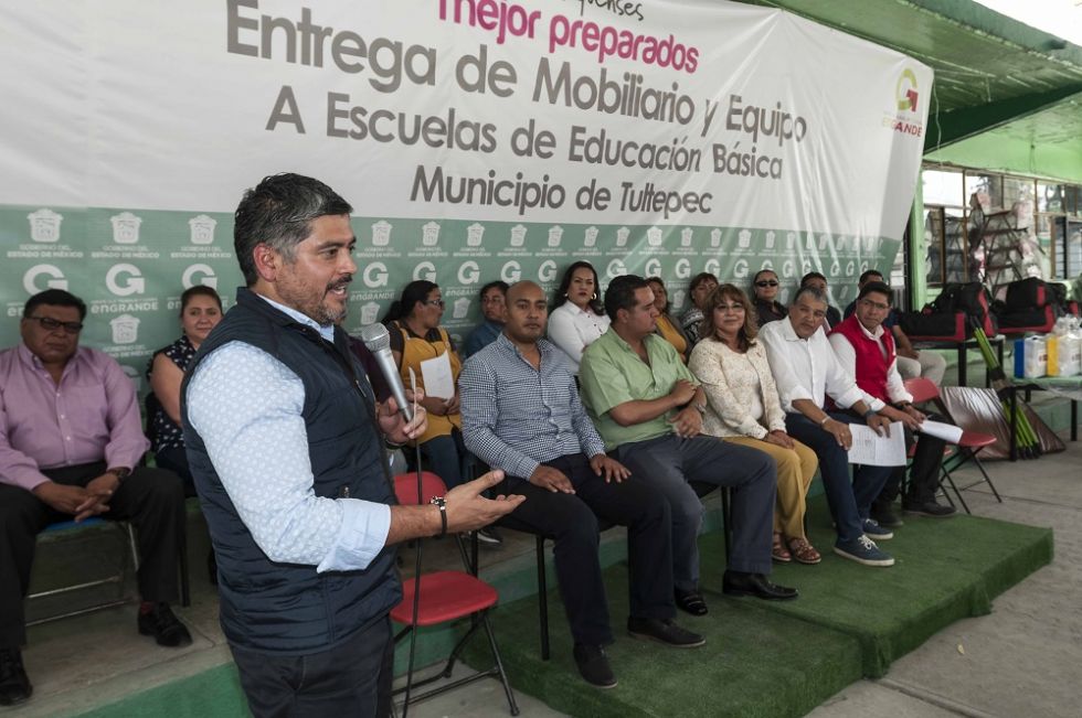 El diputado federal David Sánchez Isidoro entregó mobiliario escolar
en Tultepec, Estado de México