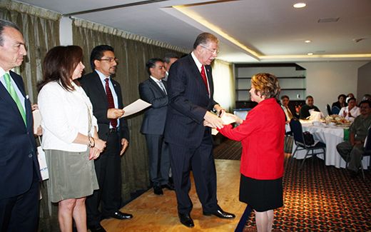 Recibieron reconocimiento por 25 Y 30 años de servicio trabajadores del IMSS México Oriente