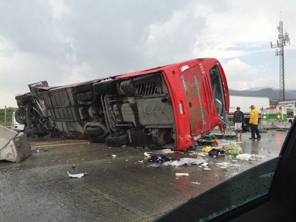 Con 40 turistas volcó un autobús en la autopista Puebla:Policía Federal
