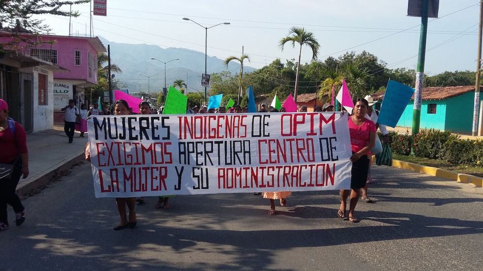 Se manifiestan mujeres indígenas en Costa Chica 