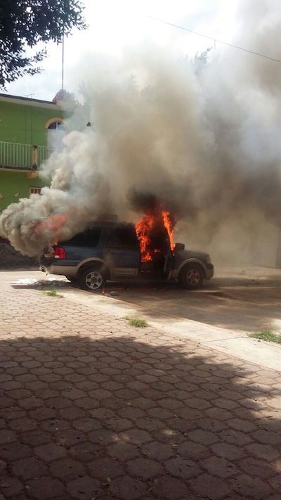 Crece la tensión en Apango; incendian camioneta de la alcaldesa Felícitas Muñiz