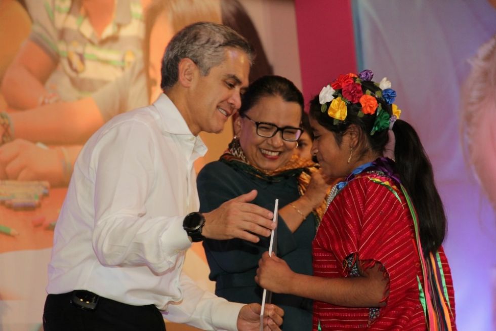 Entrega Jefe de Gobierno apoyos económicos a niñas, niños y adolescentes de comunidades indígenas de la CDMX


