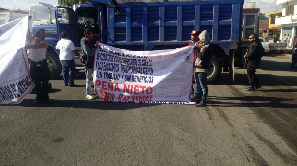 Transportistas de Atenco bloquean la Texcoco - lechería 