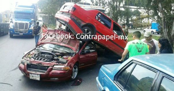 Camión materialista arrolla tres vehículos en la Texcoco-Lechería; hay cuatro lesionados