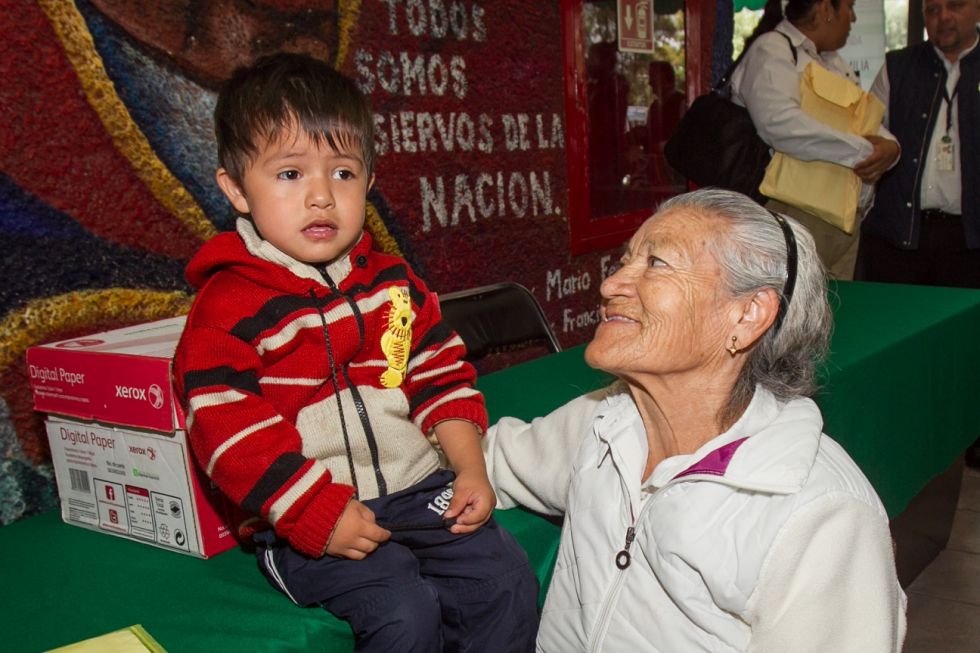 Apoyarán a abuelos de Ecatepec que se hacen cargo de nietos en estado de orfandad