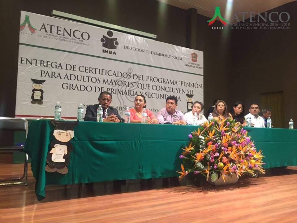 Edil de Atenco entrega certificados de educacion basica a adultos mayores