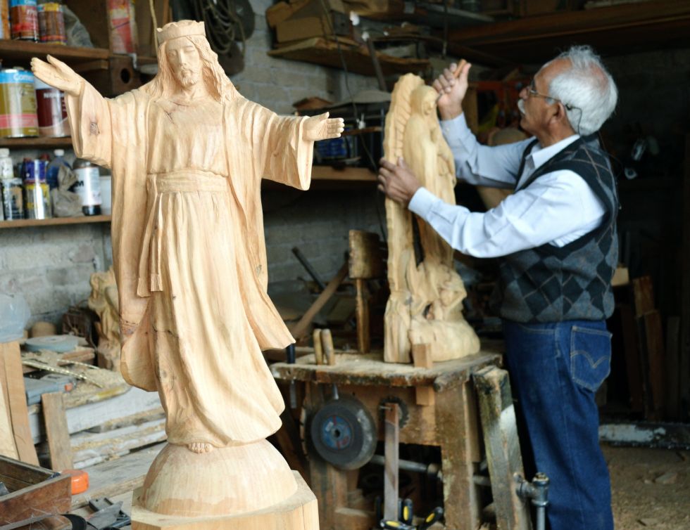 Artesano mexiquense comparte con el mundo sus obras talladas en madera