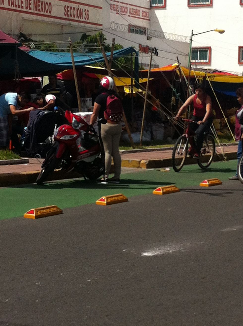Utilizan Ciclo pista en Ciudad Neza como estacionamiento