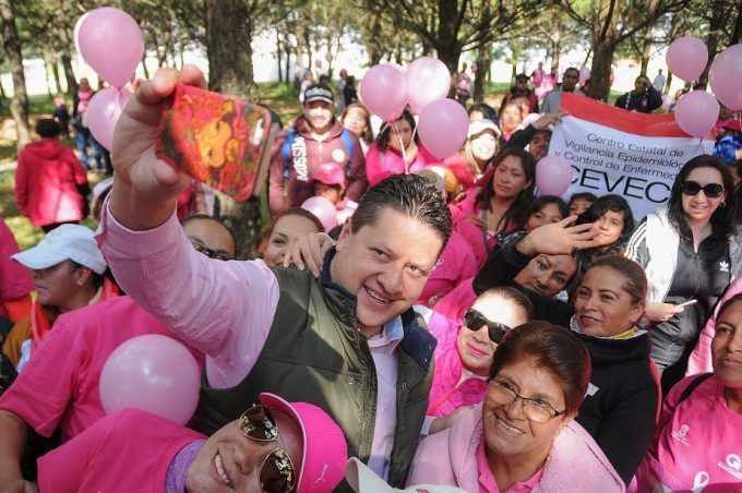 Más de 8 mil personas realizan caminata contra el cáncer de mama en Edomex