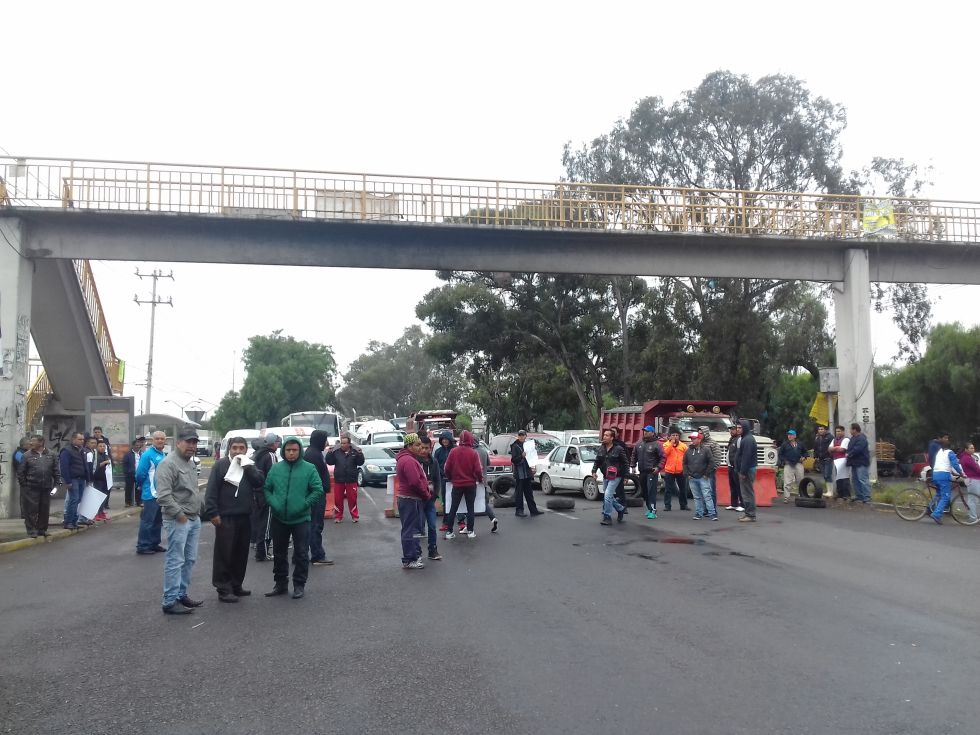 Vecinos de Coatlinchán bloquean la México- Texcoco; exigen ampliación de avenida González 
