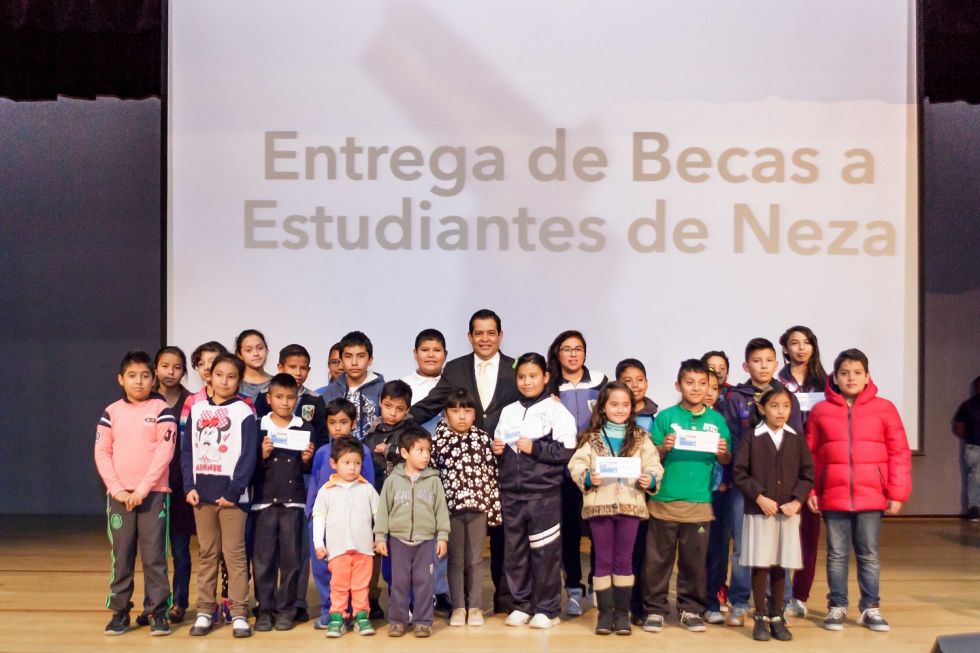 El alcalde de Nezahualcóyotl, Juan Hugo de la Rosa  entregó 14 mil 475 becas a estudiantes pobres