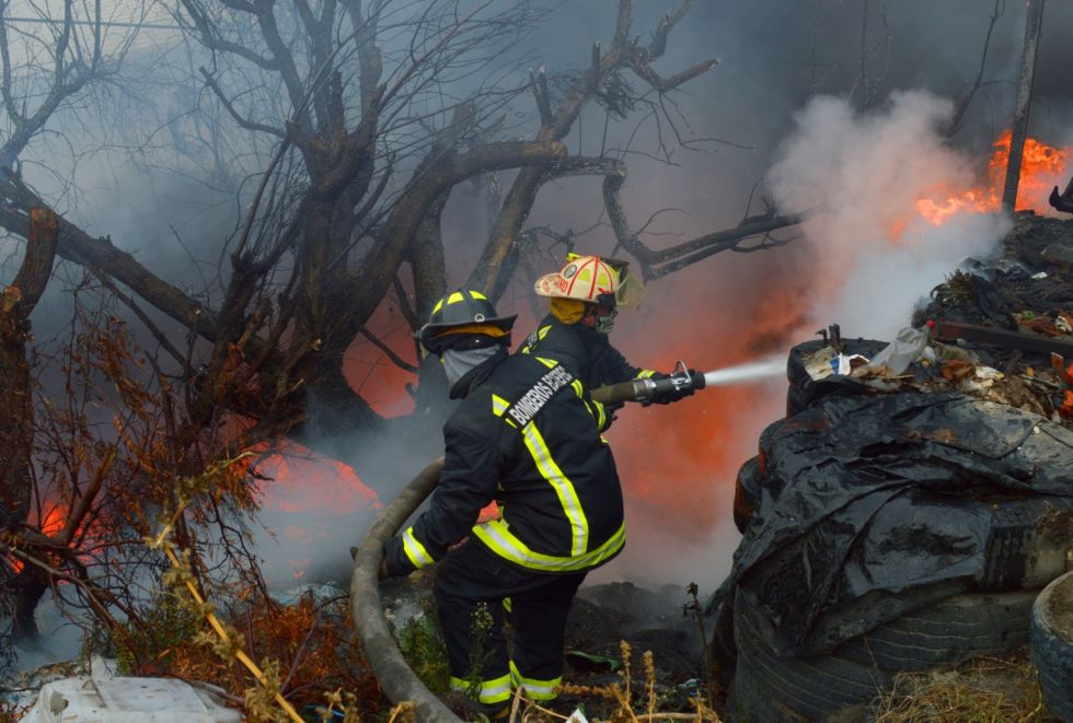 Sofocan bomberos de Ecatepec incendioen predio de colonia Buenavista