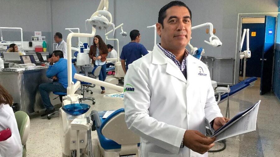 Mexicano gana concurso europeo por aportaciones a microimplantes dentales