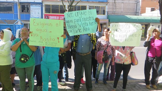 Vecinos de las colonias tierra blanca y vista hermosa bloquean principal acceso a Ecatepec para exigir dotacion de agua 
