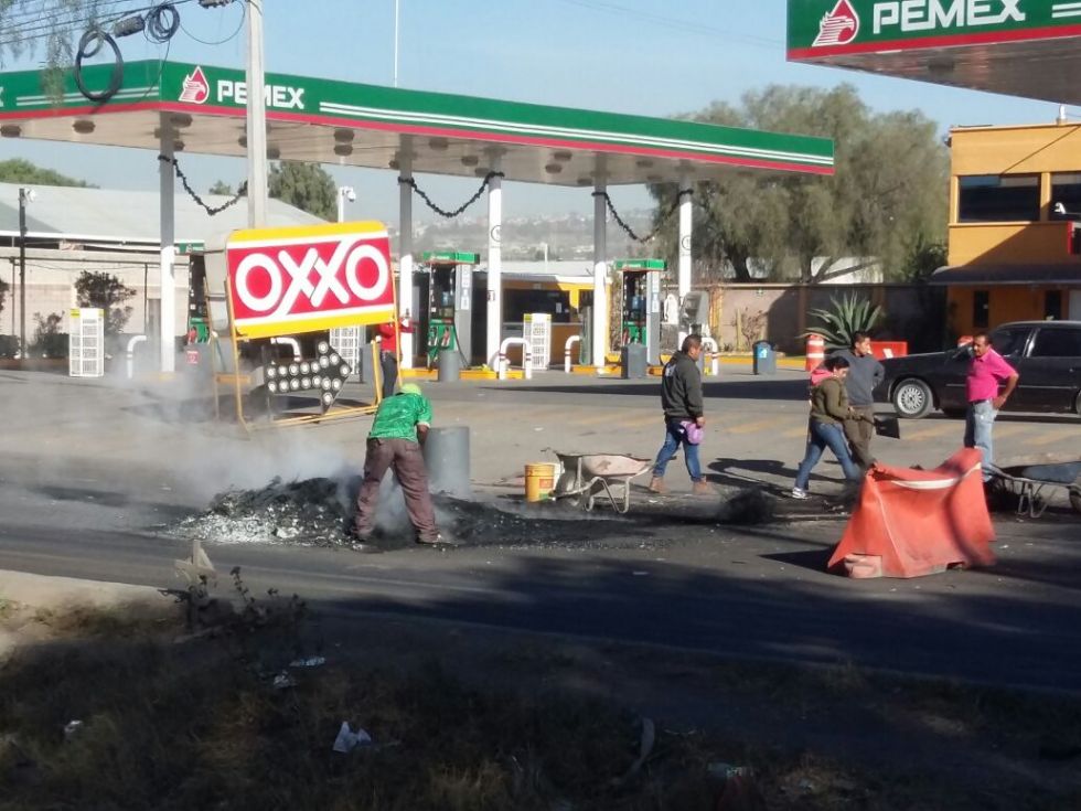 Continúan los bloqueos y manifestaciones en contra del gasolinazo en el Edomex. 