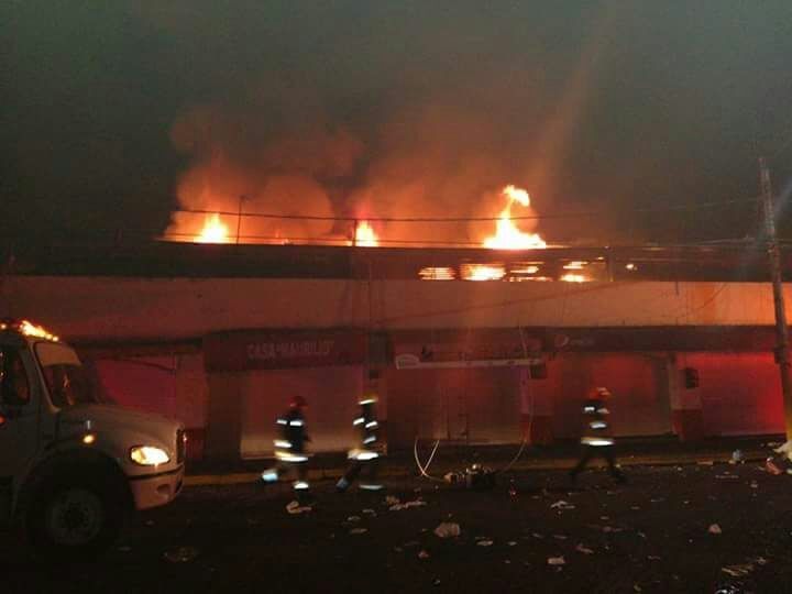 Incendio en el mercado de Chalco provoca fuerte movilización