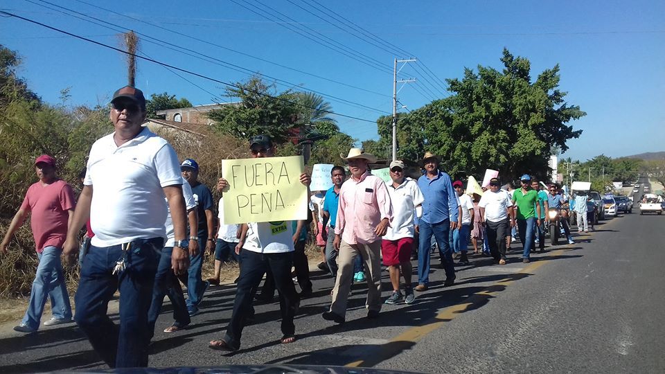 Marchan contra carestía de productos en México
