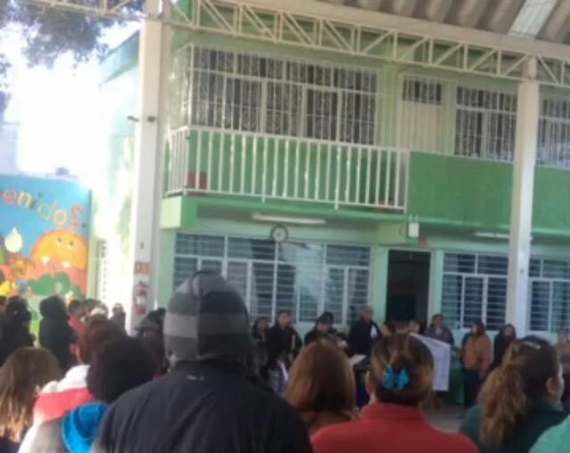 Padres de familia denuncian a directora por desvío de recursos en primaria de Chicoloapan