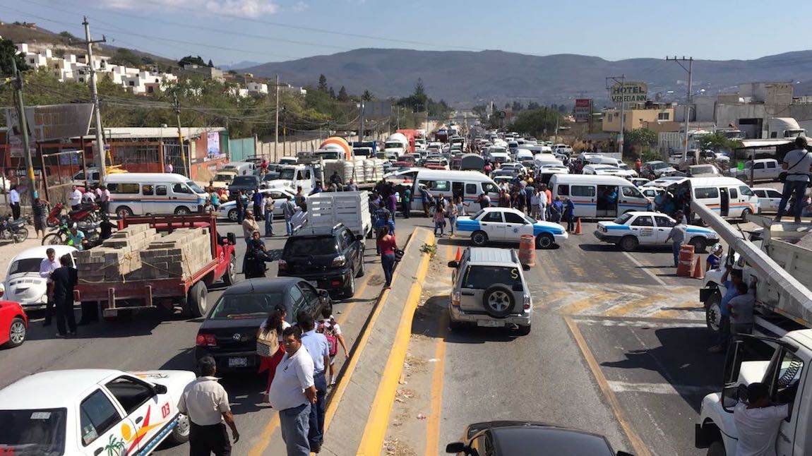 Bloquean por más de 7 horas el bulevar Chilpancingo-Petaquillas