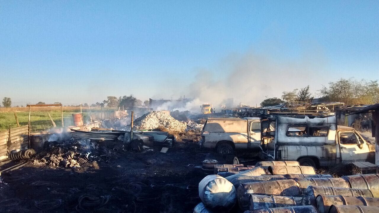 Fuerte incendio quema dos vehículos en Texcoco