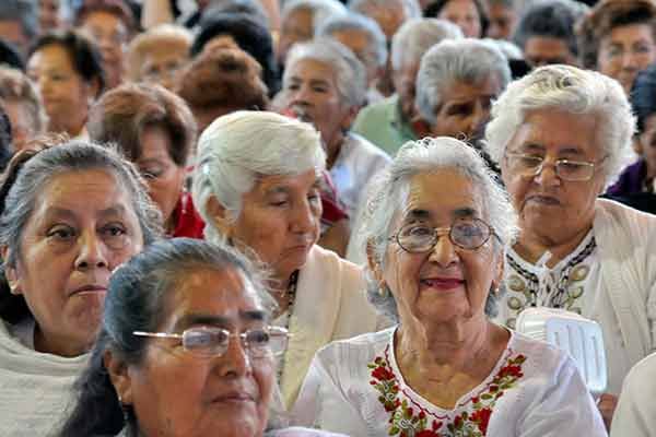 Desde la mirada psicológica analizan en la UNAM el envejecimiento y la vejez
