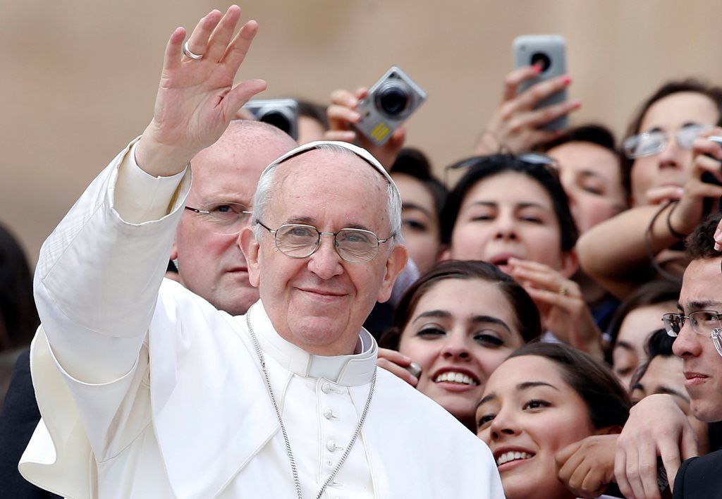 Insta Papa a jóvenes a abandonar la ’vida cómoda y segura del sofá’