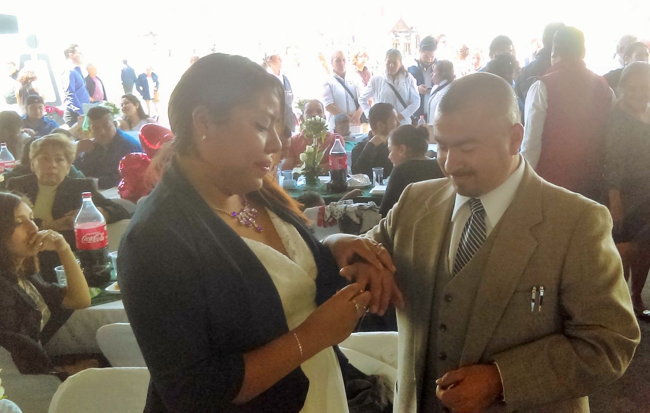 Consolidan matrimonio mil parejas de Ecatepec en boda colectiva
