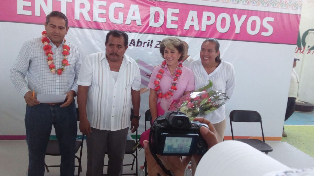 Entrega Mercedes Calvo focos ahorradores y diversos apoyos en Atoyac 