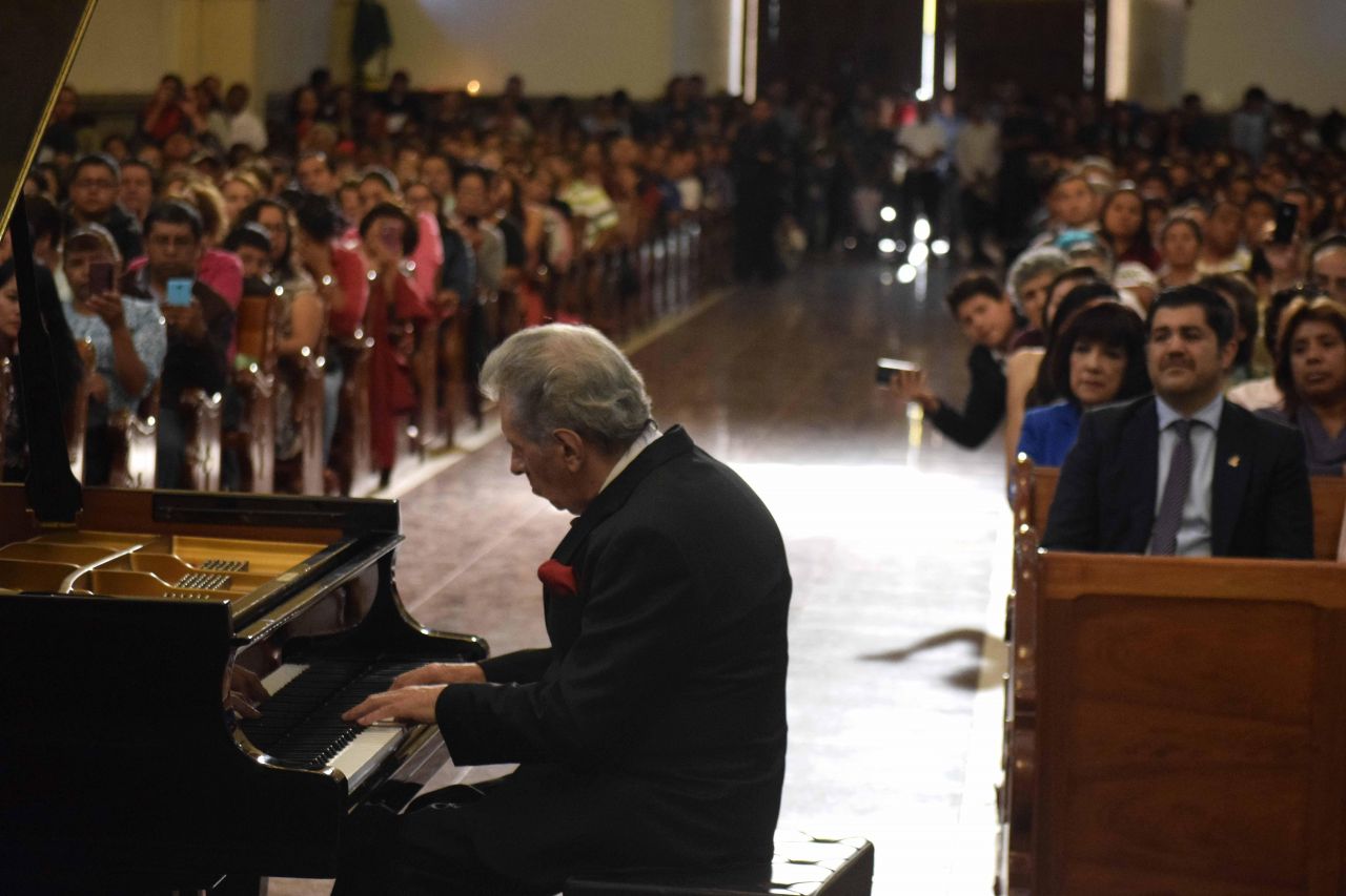 Mil Texcocanos  vivieron concierto gratuito de Enrique  Bàtiz