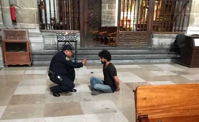 Atacan a puñaladas a un sacerdote en la Catedral Metropolitana