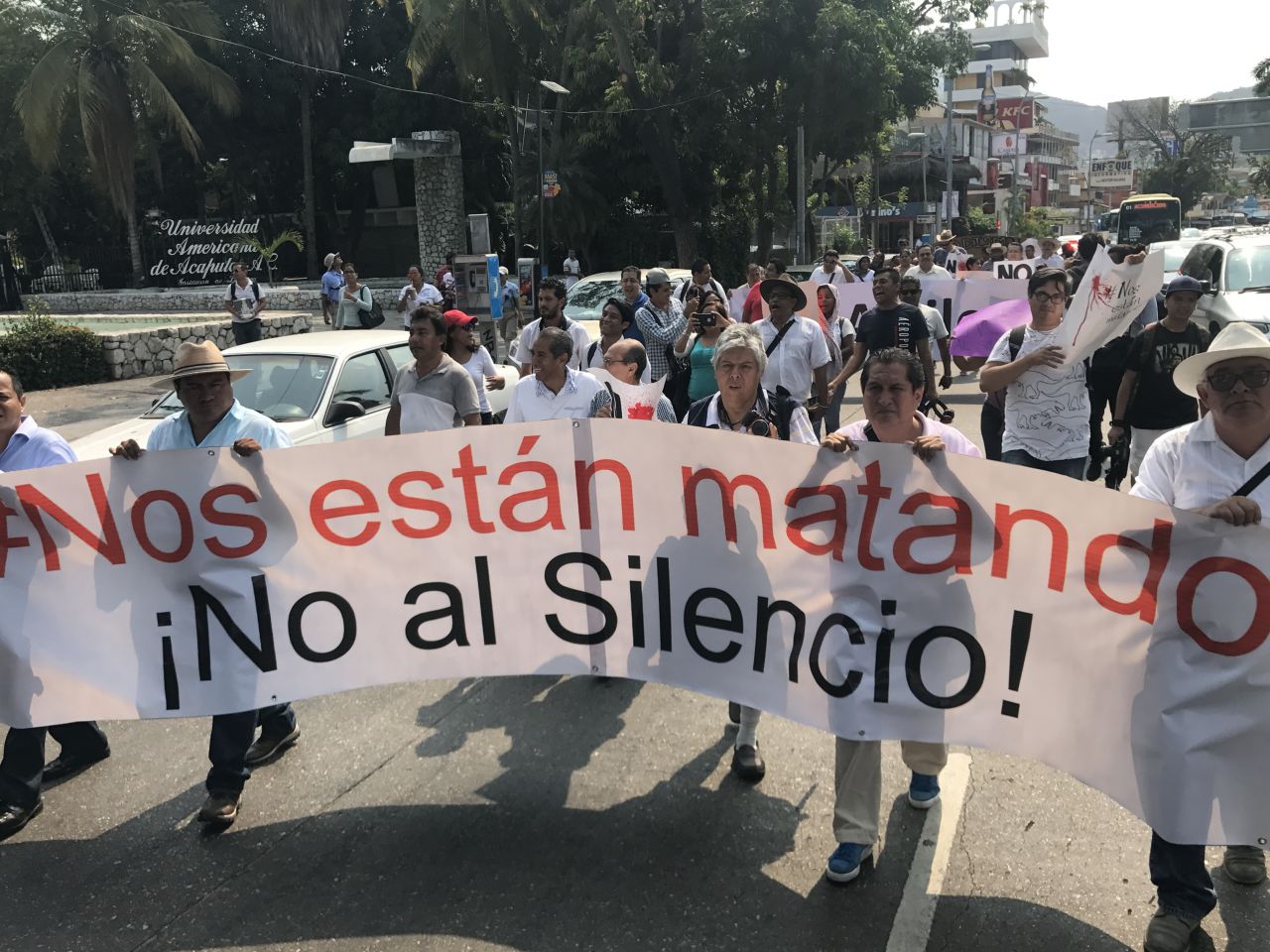 Marchan periodistas en Acapulco; repudian los asesinatos de compañeros 
