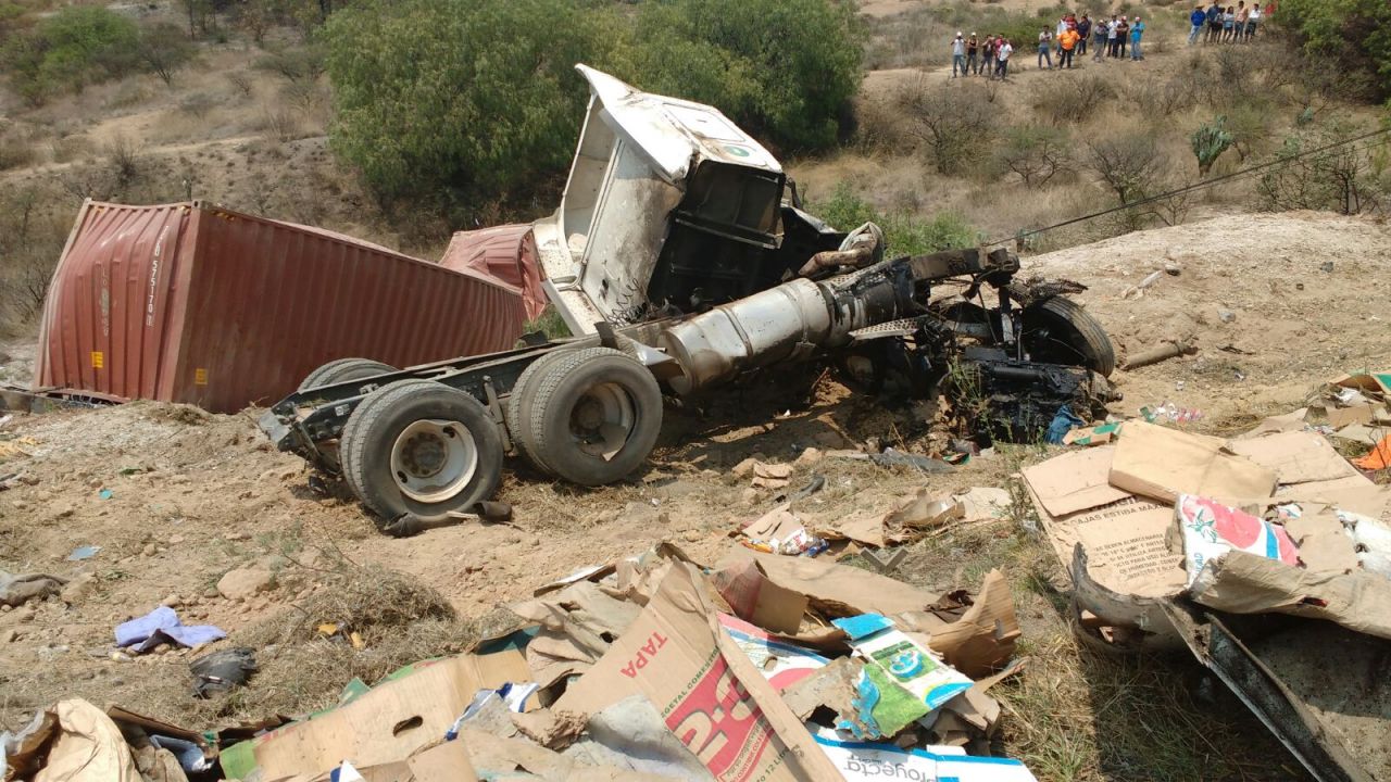 Accidente entre tráiler y auto compacto deja un muerto sobre la Texcoco- Calpulalpan 