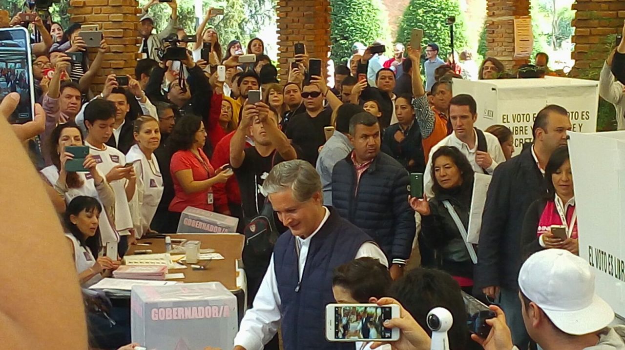 Alfredo del Mazo acude a votar, llama a respetar instituciones