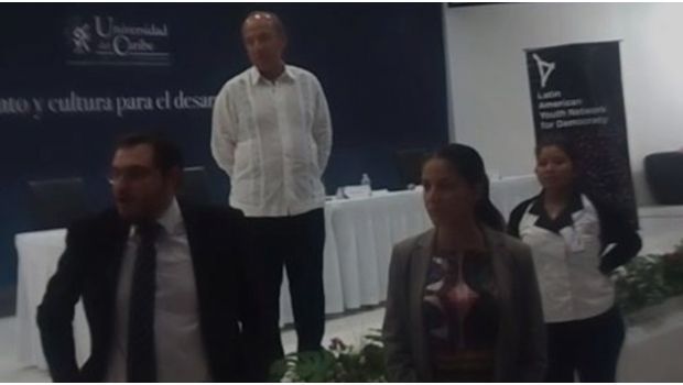 Irrumpieron conferencia de Felipe Calderón en Cancún