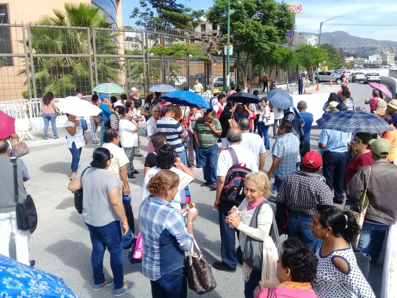 Protestan profesores jubilados en demanda de pago de retiros y seguros