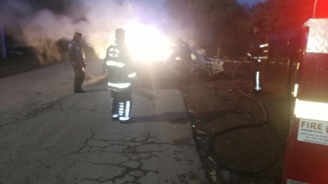 Encapuchados prenden fuego a un taxi en Teotihuacan.