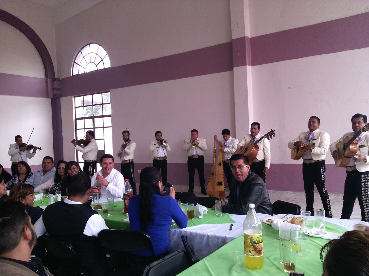 Alcalde de Chiautla festeja cumpleaños con mariachi y comida.. pero en horas de trabajo 