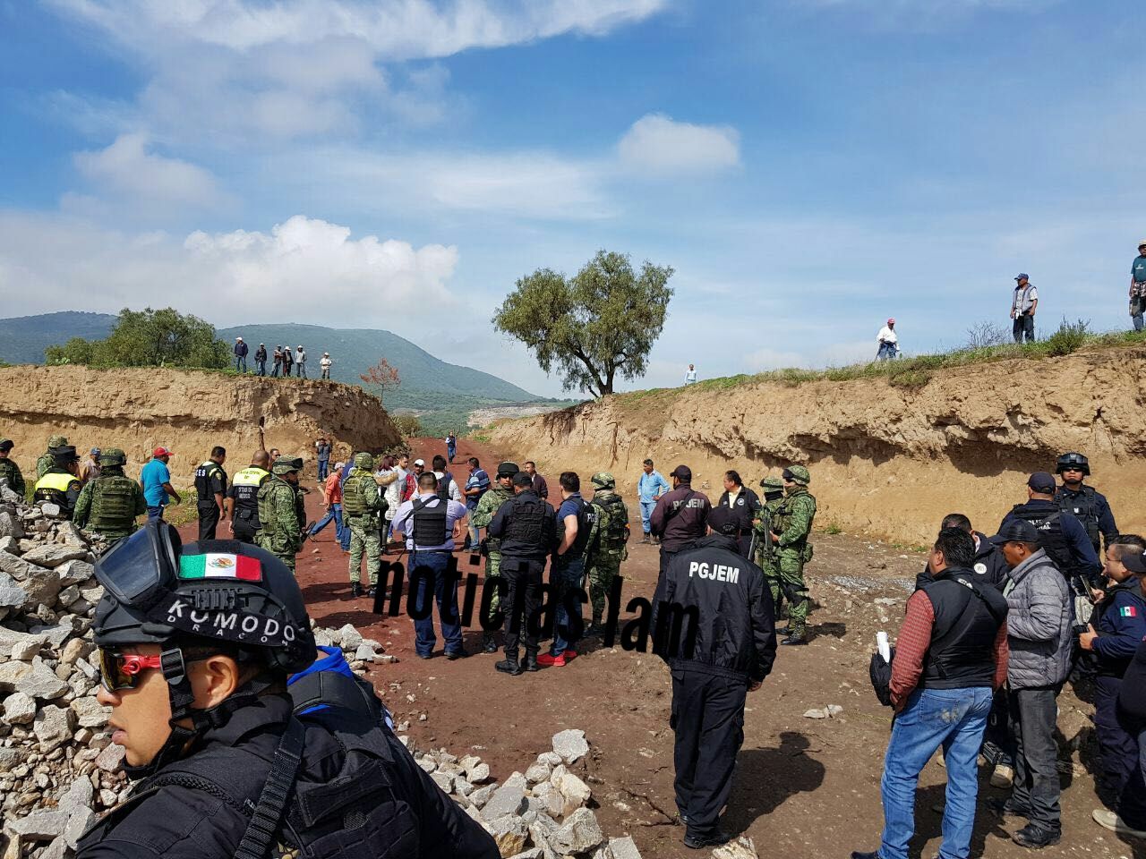 Enfrentamiento a balazos entre agentes ministeriales y comuneros de San Martín de las Pirámides, deja siete heridos.