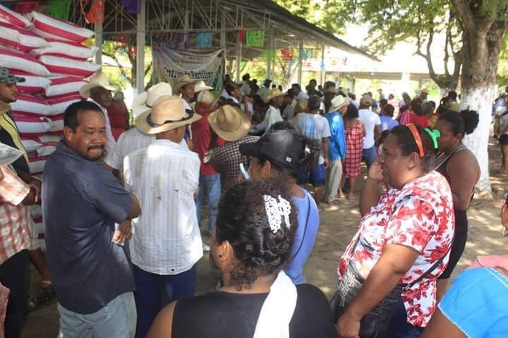 Retienen más de 300 campesinos a alcalde de Cuaji; lo obligan a entregar fertilizante