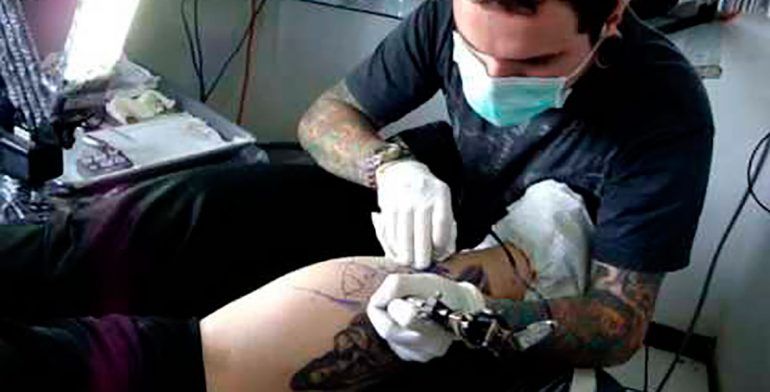 Hepatitis afecta a jóvenes mexicanos por uso de tatuajes