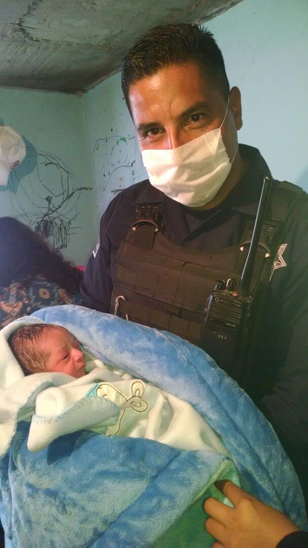 Policía auxilia a madre y recibe a bebé en domicilio de Texcoco 