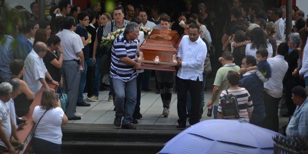Entre lágrimas. familiares y amigos despiden a Mara Castilla